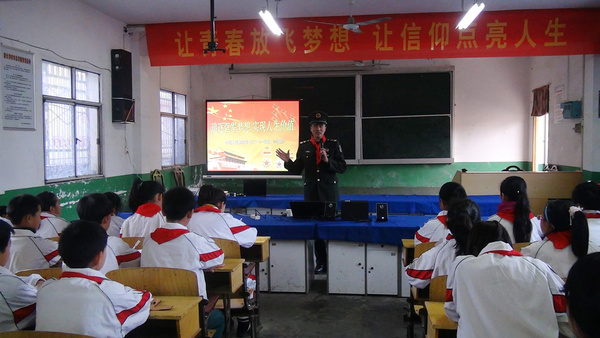 当阳市籍传奇士兵李小龙在东群小学作报告