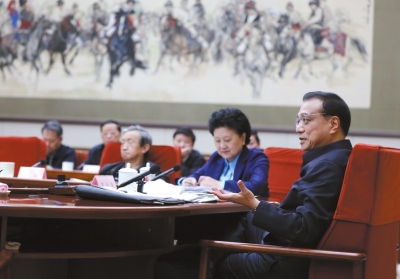 李克强在经济工作专家座谈会现场。新华社发