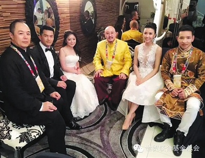 白瑪奧色與張鐵林、呂良偉等歌星合影。公布報導顯現,白瑪奧色與很多歌星淵源頗深。本幅員片據“世貿結合基金總會”官網