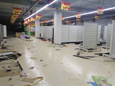 前日,向阳区金盏嘉园C区的一家盗窟“好又多”超市内已一片散乱,货架上货品均已被搬空。