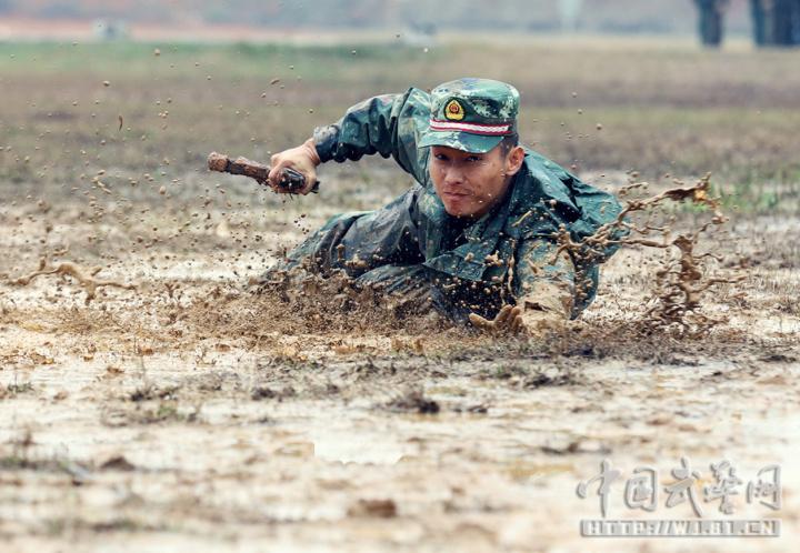 泥水糊脸!武警新兵爬泥潭练投弹(组图),中国武