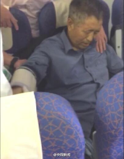 乘客突然吐血 南航一航班备降广州急救
