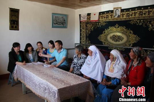 新疆哈萨克族老人一生寄养30多个孩子 儿孙上百