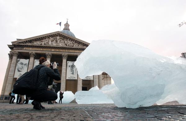 12月3日,法国正在举行气候峰会期间,丹麦-冰岛艺术家Olafur Eliasson从格陵兰岛运来的冰块放置在先贤祠前。 视觉中国 图