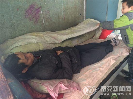 男子患癌妻子离家 年幼儿子擦皮鞋补贴家用(图)