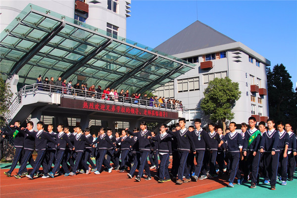 翌日清晨,为了能完整欣赏到温州市第十九中学的跑操,老师们早早地便坐