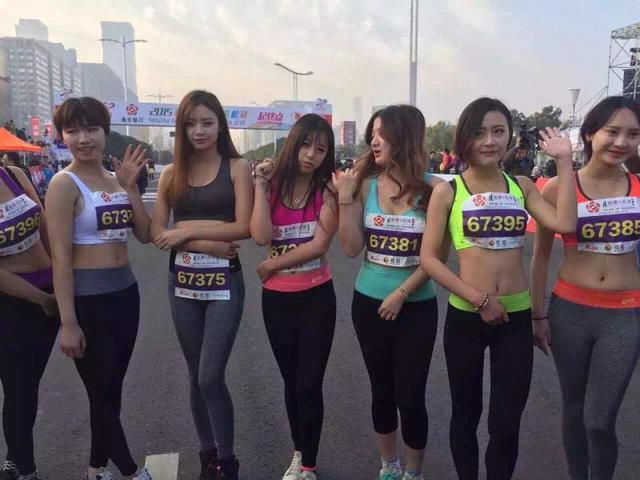 南京马拉松美女盘点,大冬天穿少跑步的她生活照后90美女照片图片