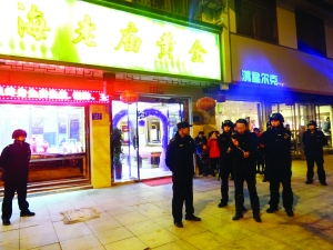 劫匪全副武装准备抢金店 没进门被民警拦下(图)