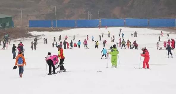 麦积山滑雪场地址:位于甘肃天水市麦积区麦积镇草滩村.