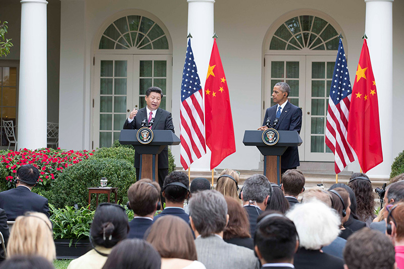 图为：2015年9月25日，国家主席习近平在华盛顿同美国总统奥巴马举行会谈。会谈后，两国元首共同会见记者。