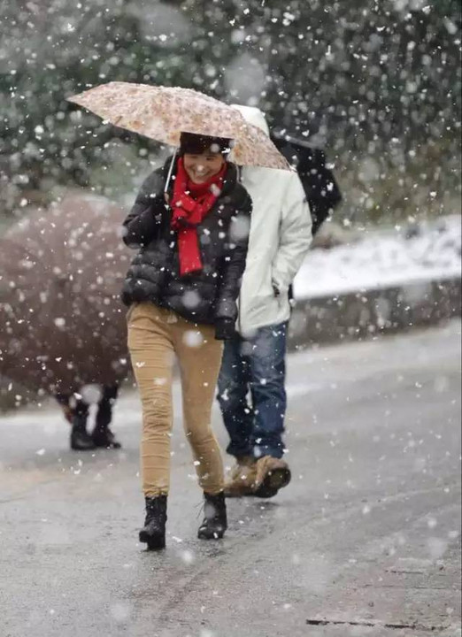 2015杭州的第一场雪,听北方人说"下雪天,南方人比雪好玩多了.