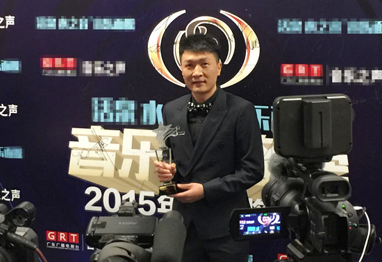 樊凡获年度最佳影视歌手奖 现场献唱动人情歌