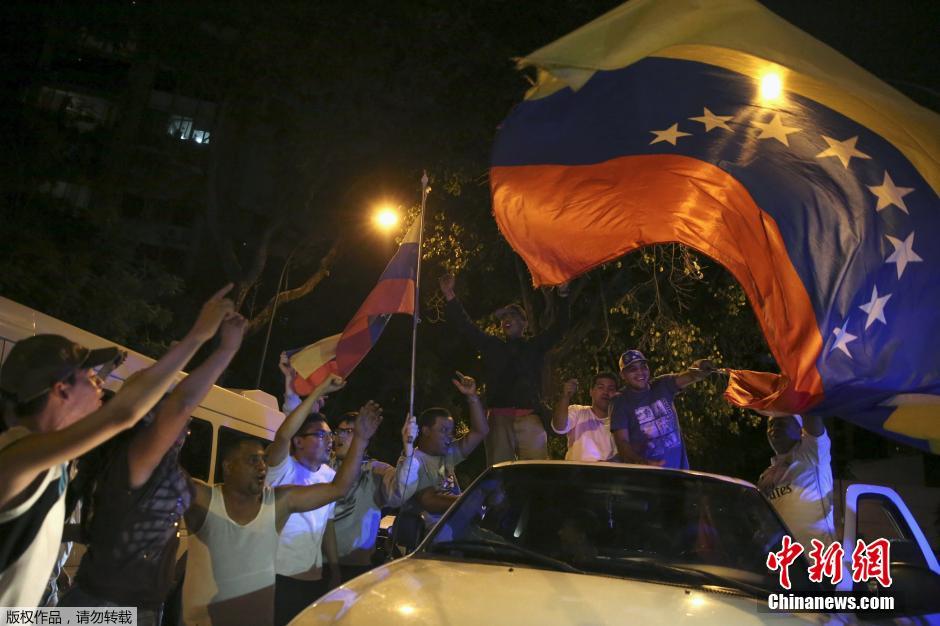 委内瑞拉反对派支持者庆祝议会选举赢得多数席