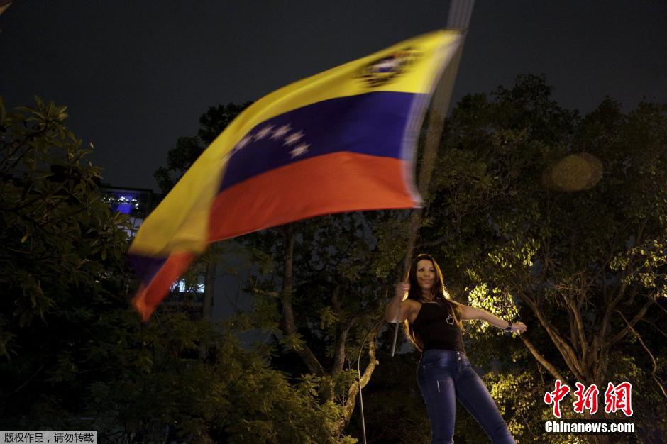 委内瑞拉反对派支持者庆祝议会选举赢得多数席