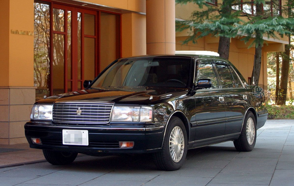 1999年,第十一代皇冠来了,搭载了丰田新开发的3.
