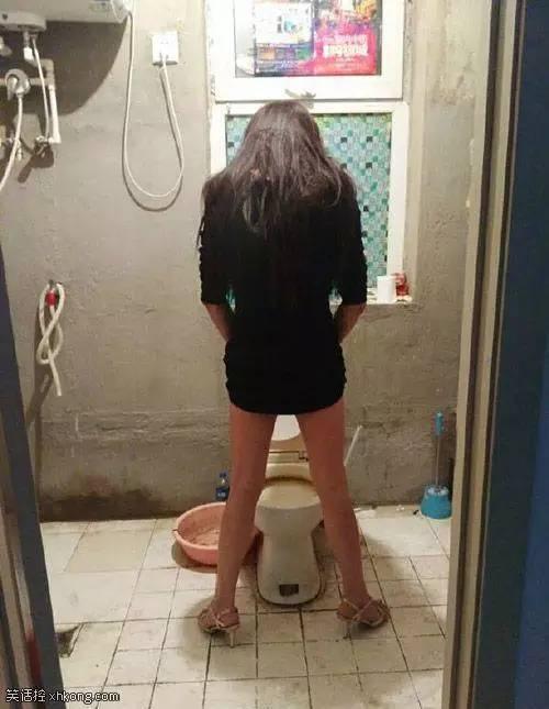 搞笑图片:站着尿尿的女朋友,请问这算有洁癖吗