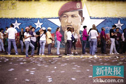 6日，在委内瑞拉首都加拉加斯，选民在一家投票站前排队投票。自1998年12月6日查韦斯当选委内瑞拉总统后，执政党在此后的历次总统、议会和地方选举中一直稳占优势。此次选举是其17年来第一次在选举中遭遇挫败。新华社发