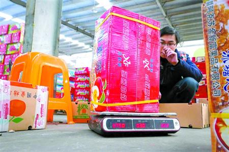 消费者花200买10斤越南火龙果 纸箱重达3斤(图)