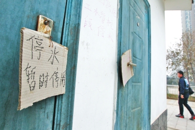 郑州一公厕停水一年半 市民内急钻小树林解决