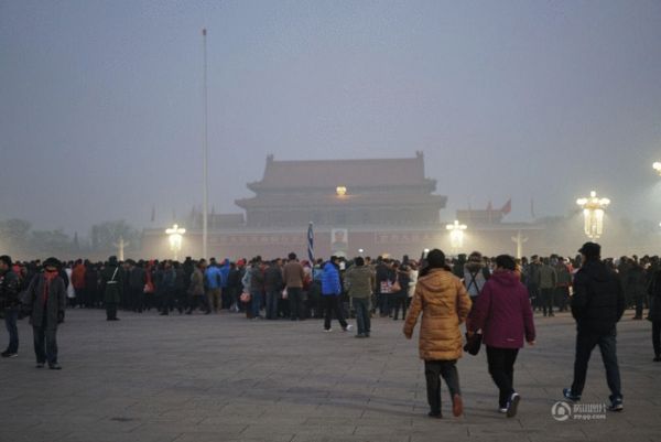 北京首启雾霾红色预警 仍有大批游客看升旗(图)