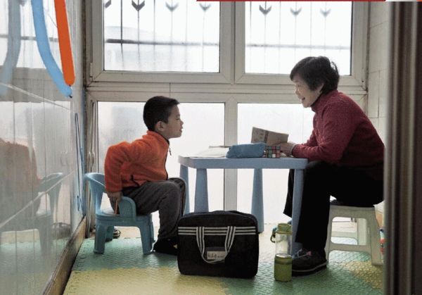 北京:孩子停课三天 妈妈留作业老人督阵