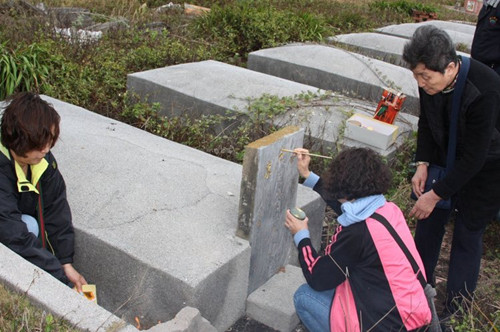 哈尔滨女子凭3张照片找到亡父在台墓地(图)
