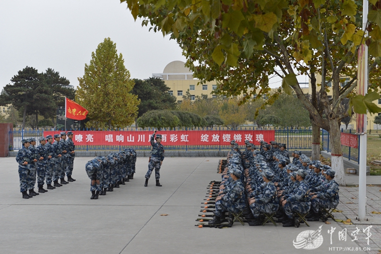 中国空军营级女士官长亮相(组图),空军工程大学