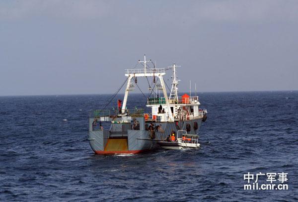 韩联社评论说,过去,对于"侵犯"韩国领海的非法作业渔船,韩方只逮捕