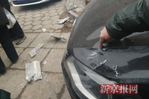 北京石景山爆炸房屋窗台飞过6层楼砸坏轿车