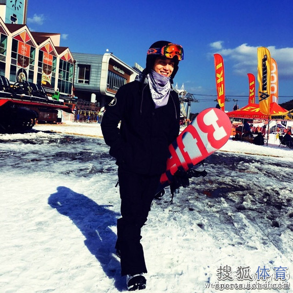 韩星上传滑雪照 大男孩郑容和活力四射