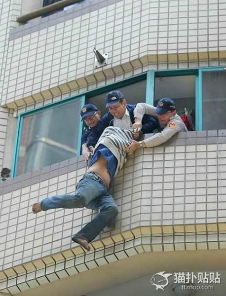 台湾男子找不到女友跳楼 女警扮女友救人被识破