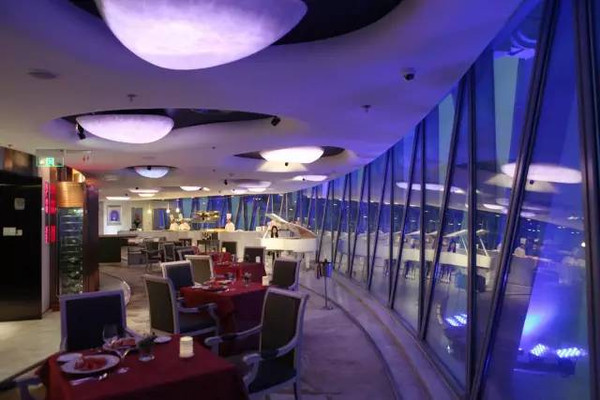 总给人唯美的感觉,有专属电梯直接到餐厅,旋转中的餐厅360度俯瞰广州