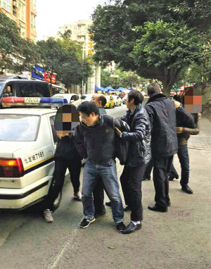 男子在小学门口猥亵女学生(组图)