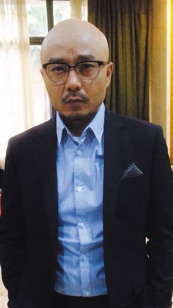 8日,徐峥更新微博"刚刚拍了一张照片",遭网友调侃"汪涵怎么剃光头了"