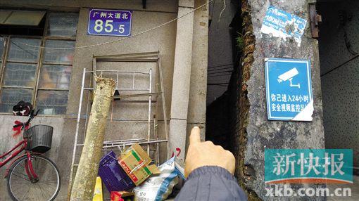 涉事小楼出现了侧倾,业主称测量结果为倾斜14.5厘米。