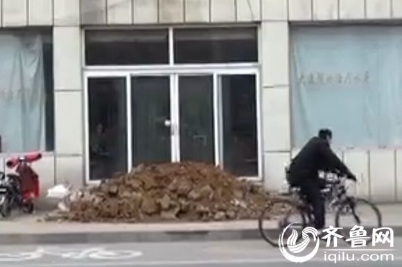 济南天志医院门前被渣土封堵，门也被反锁（视频截图）