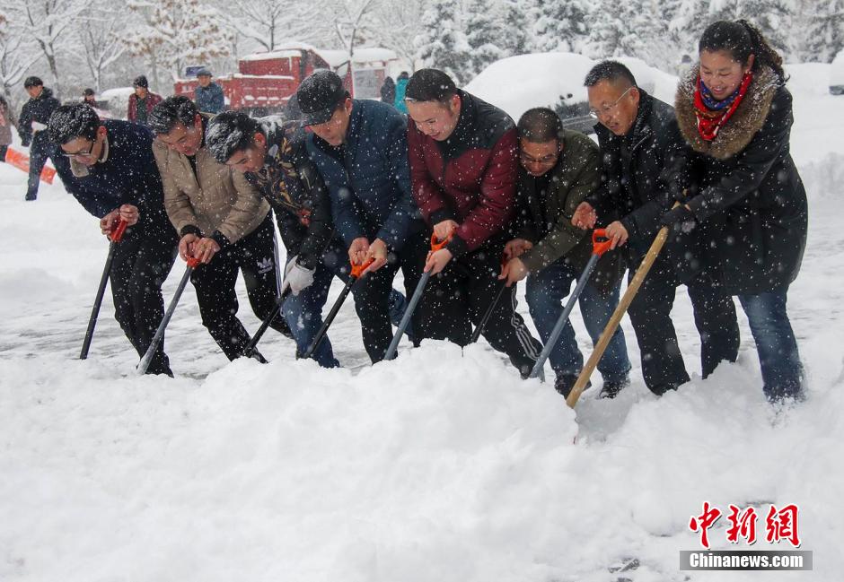 新疆阿勒泰遭遇暴雪 部分道路积雪超30厘米(组