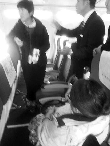 瓷娃娃下飞机称需要帮助 东航空乘地勤吵40分钟