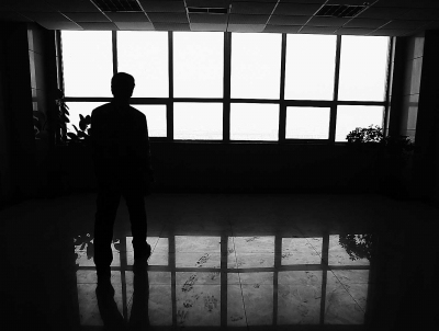 孩兒姥爺在病院走廊冷靜墮淚