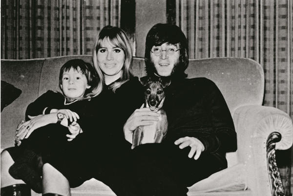 1968年,约翰与辛西娅以及他们的儿子朱利安的合影.
