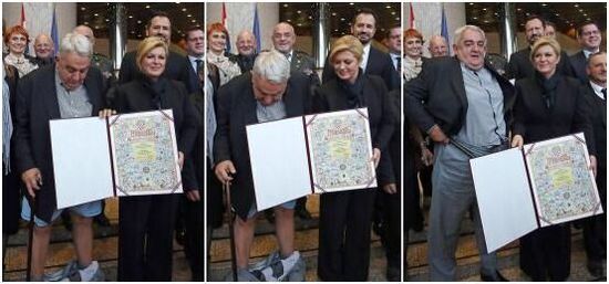 男子与女总统合影掉裤子 总统低头看后面不改色