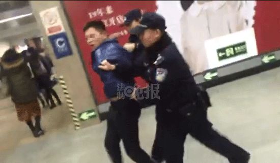 醉汉地铁站台殴打妻子 边追边骂被警务带走(图)