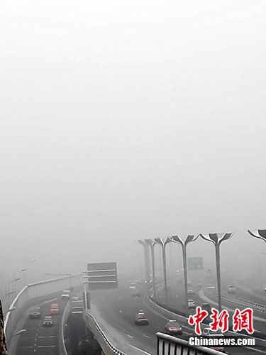 大雾笼罩乌鲁木齐 5000余人滞留机场(图)