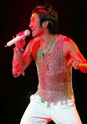 走光摔倒意外揭明星演唱会的出糗尴尬瞬间
