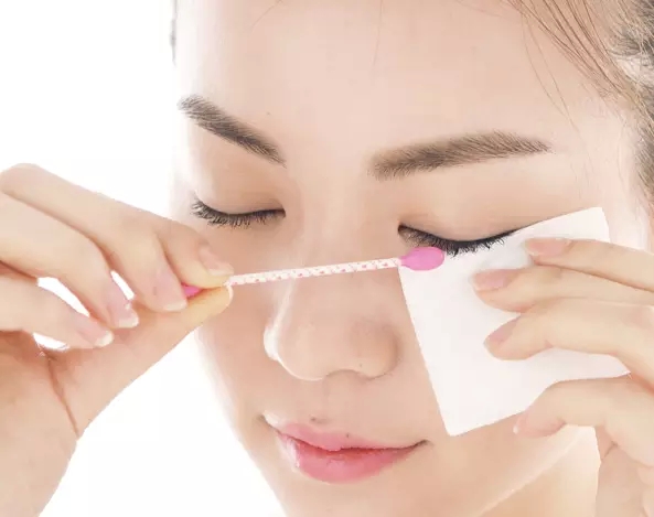 step  :用蘸满眼唇卸妆液的化妆棉盖在眼部.