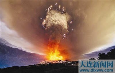 意大利西西里岛埃特纳火山爆发(图)