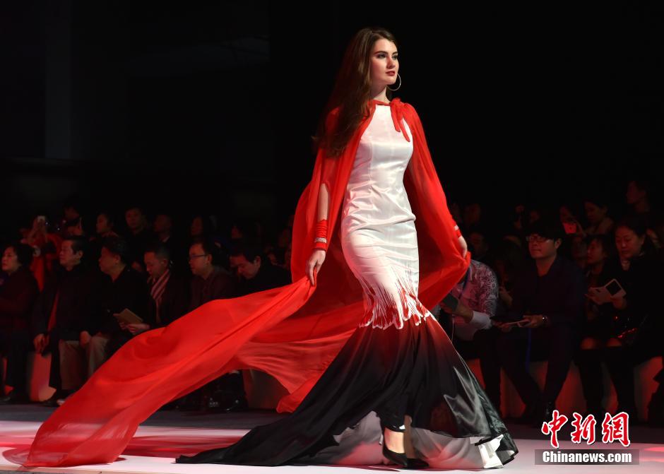 12月9日晚，模特展示設計師作品。當日，2015米蘭時尚周中國行走進成都，發布會以靈感·成都“Muse of the East”為主題，將米蘭與成都的時尚元素深度結合，為成都民眾帶來了一場視覺盛宴。 中新社記者 劉忠俊 攝