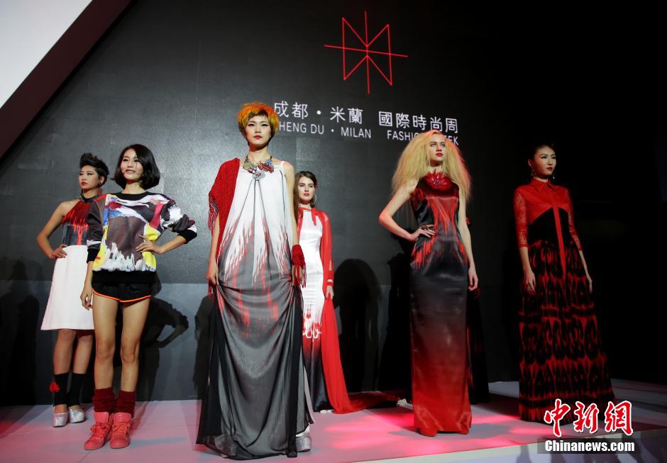 12月9日晚，模特展示設計師作品。當日，2015米蘭時尚周中國行走進成都，發布會以靈感·成都“Muse of the East”為主題，將米蘭與成都的時尚元素深度結合，為成都民眾帶來了一場視覺盛宴。 中新社記者 劉忠俊 攝