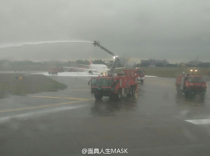 福州机场国航航班冒火 邻近福航飞机一同被喷
