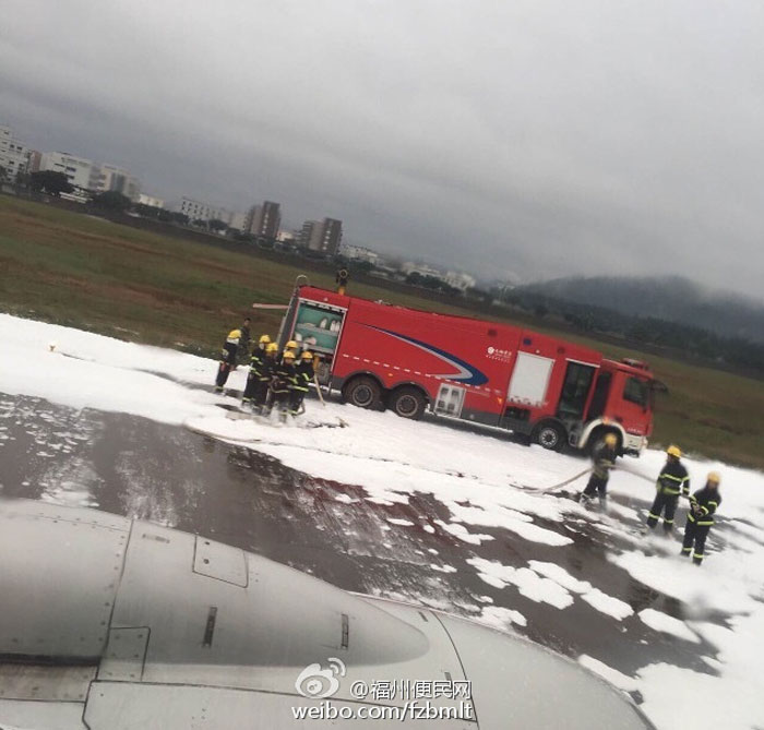 福州机场国航航班冒火 邻近福航飞机一同被喷